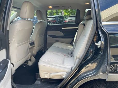 Used 2015 Toyota Highlander Plus FWD image 29