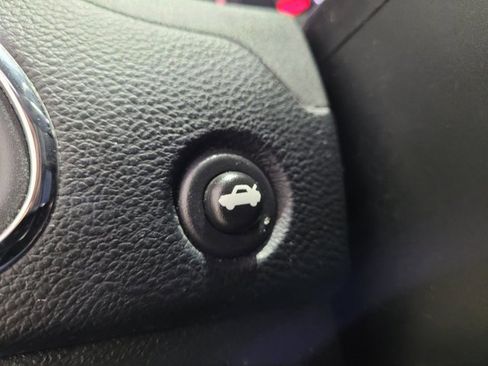 Used 2013 Chrysler 200 Limited image 32