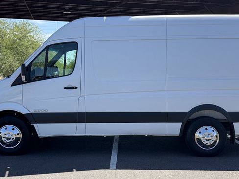 Used 2007 Dodge Sprinter 2500 RWD image 2