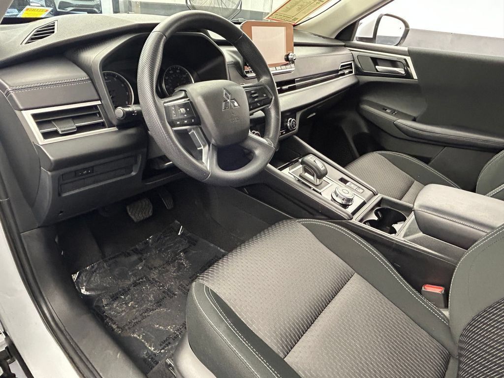 Used 2024 Mitsubishi Outlander ES FWD image 46