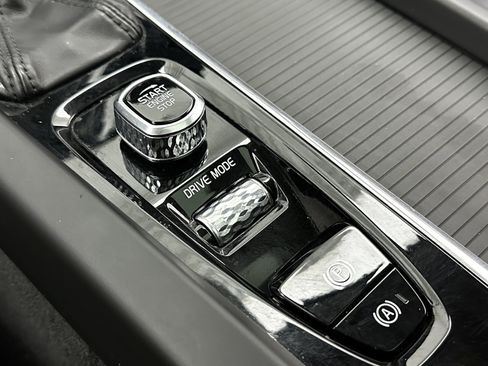 Used 2019 Volvo XC60 T6 Momentum w/ Premium Package image 19