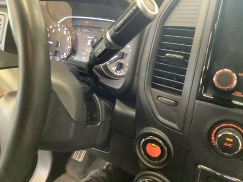 Used 2022 Nissan Titan SV AWD/4WD image 16