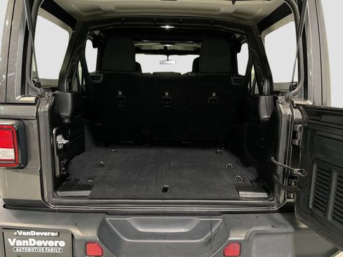 Used 2018 Jeep Wrangler Unlimited Sahara w/ Cold Weather Group AWD/4WD image 28