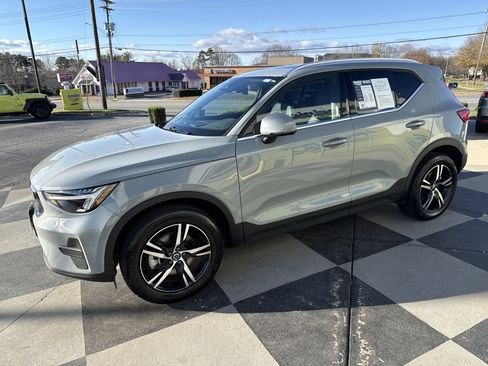 Used 2025 Volvo XC40 B5 Core image 5