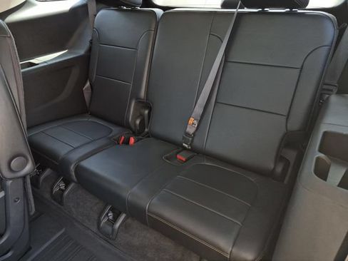 Used 2018 Chevrolet Traverse Premier w/ Driver Confidence II Package FWD image 31