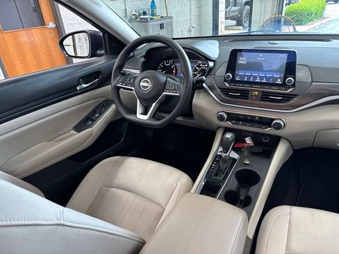 Used 2025 Nissan Altima 2.5 SV FWD image 43