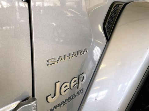 Used 2019 Jeep Wrangler Unlimited Sahara AWD/4WD image 9