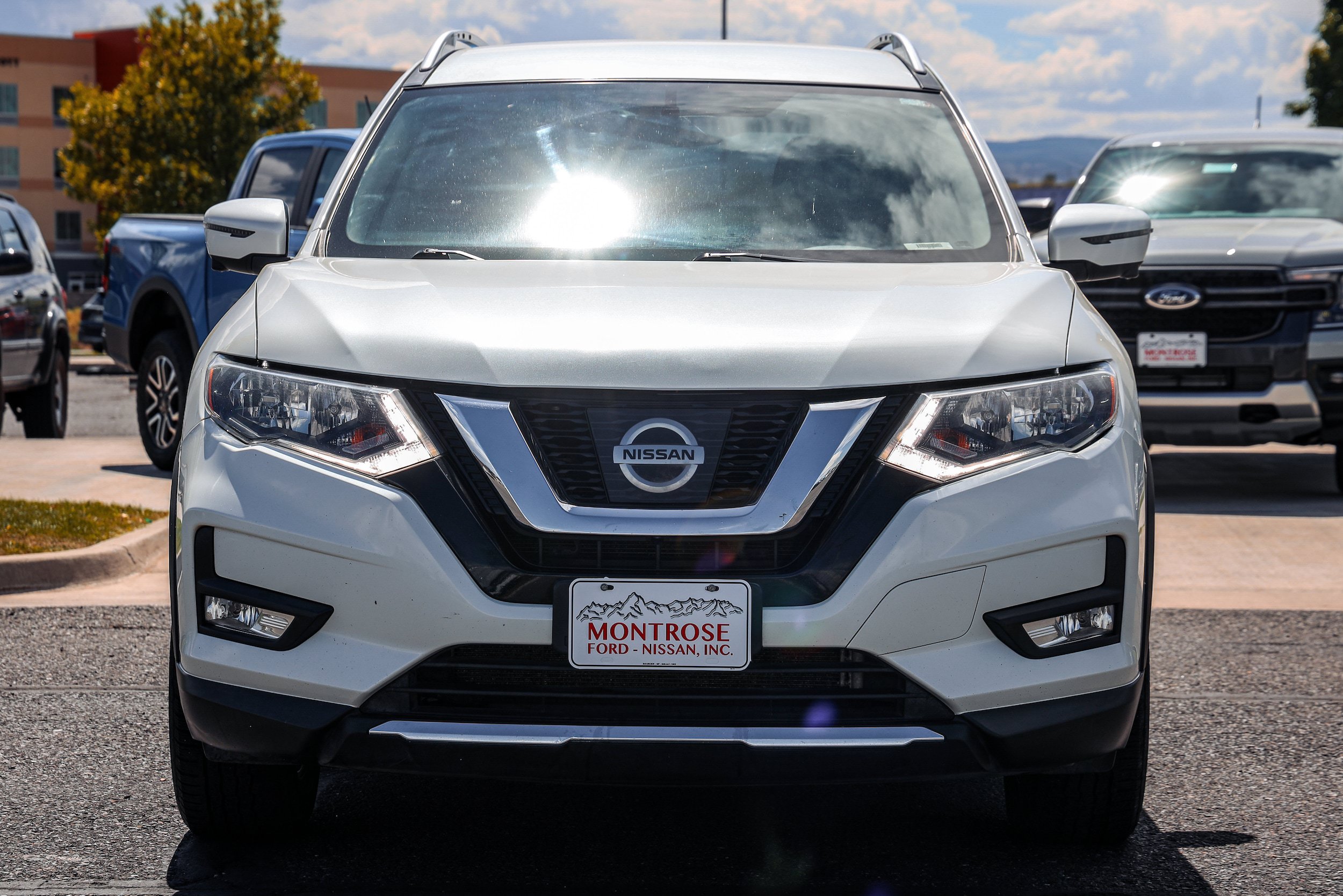 Used 2017 Nissan Rogue SV w/ SV Premium Package AWD/4WD image 2