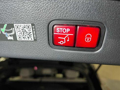 Used 2025 Mercedes-Benz GLC 300 4MATIC image 18