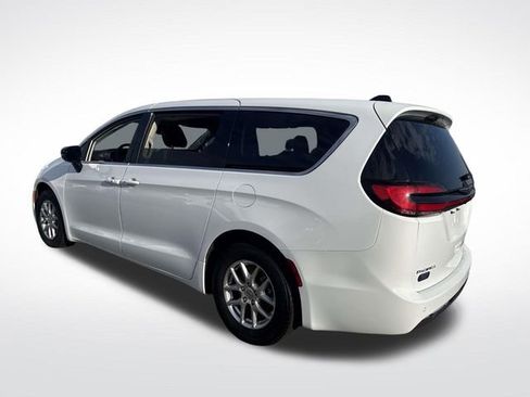 Used 2024 Chrysler Pacifica Touring-L image 3