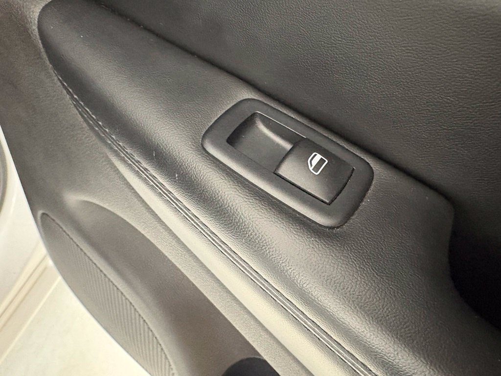Used 2019 Jeep Grand Cherokee Altitude AWD/4WD image 16
