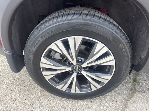 Used 2023 Nissan Rogue SV AWD/4WD image 17