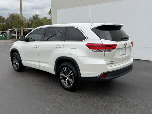 Used 2017 Toyota Highlander LE image 3