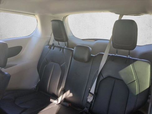 Used 2024 Chrysler Pacifica Touring-L image 19