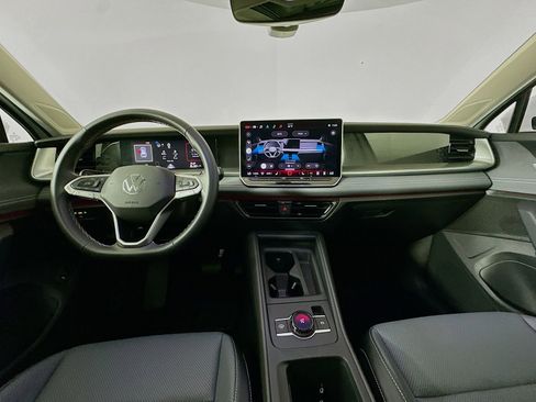Used 2025 Volkswagen Tiguan SE AWD/4WD image 14