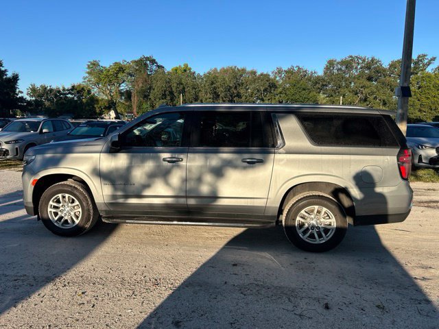 Used 2024 Chevrolet Suburban LT RWD image 17