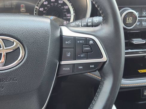 Used 2023 Toyota Highlander Bronze Edition FWD image 32