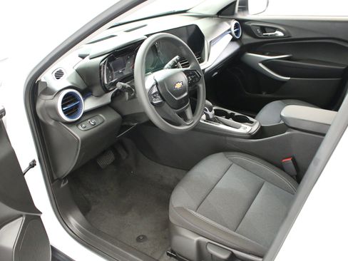 Certified 2025 Chevrolet Trax LS FWD image 23