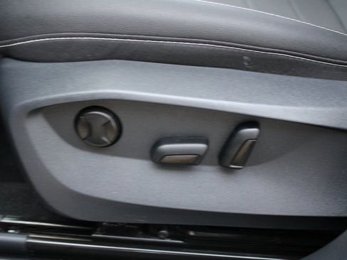 Certified 2024 Volkswagen Taos SE image 9