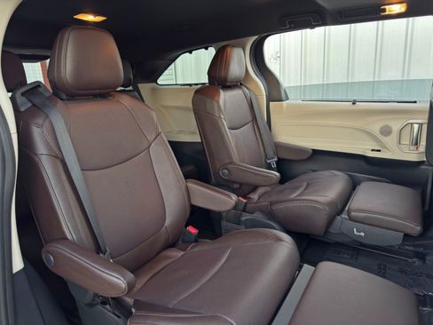 Used 2024 Toyota Sienna Platinum image 43