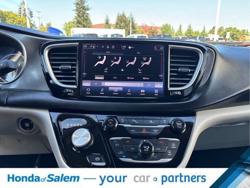 Used 2024 Chrysler Pacifica Touring-L FWD image 16