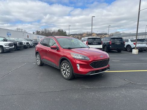 Used 2020 Ford Escape Titanium image 3