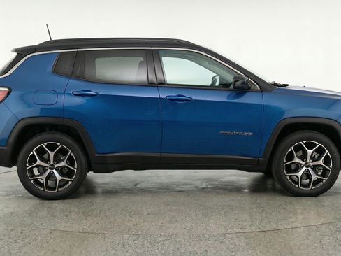 Used 2025 Jeep Compass Limited image 11