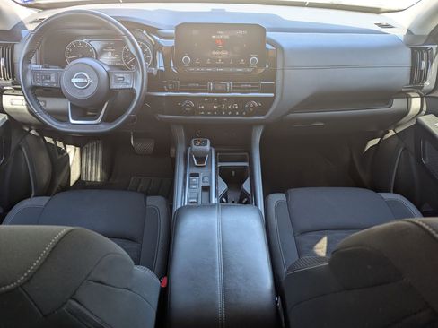 Used 2025 Nissan Pathfinder SV image 16