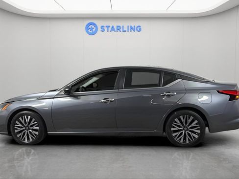 Used 2024 Nissan Altima 2.5 SV FWD image 3