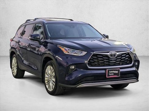 Used 2023 Toyota Highlander Platinum image 3