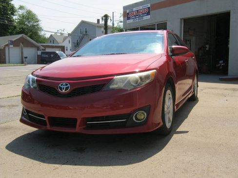 Used 2014 Toyota Camry SE w/ Moonroof Package FWD image 1