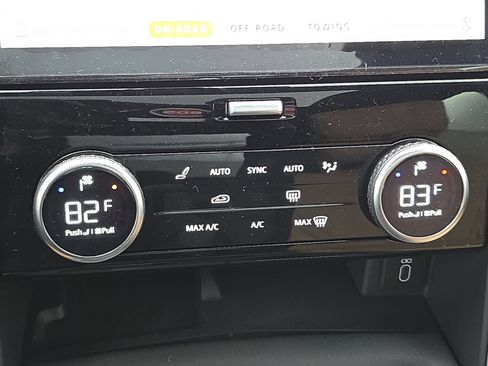 New 2026 Land Rover Discovery Dynamic SE image 24