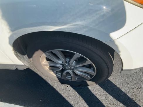 Used 2015 Nissan Pathfinder SV FWD image 3