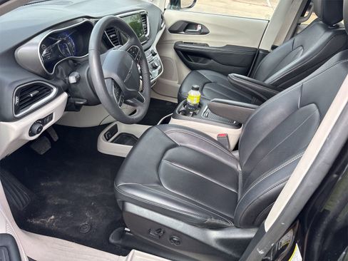 Used 2024 Chrysler Pacifica Touring-L image 8