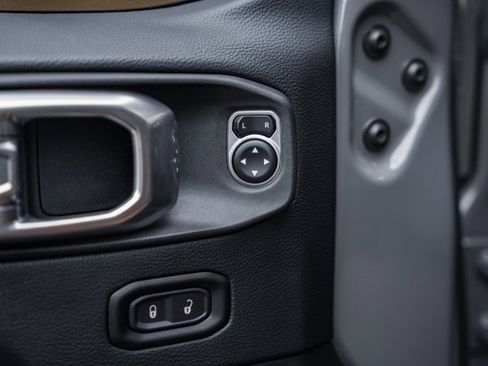 Used 2018 Jeep Wrangler Unlimited Sahara w/ Dual Top Group image 38