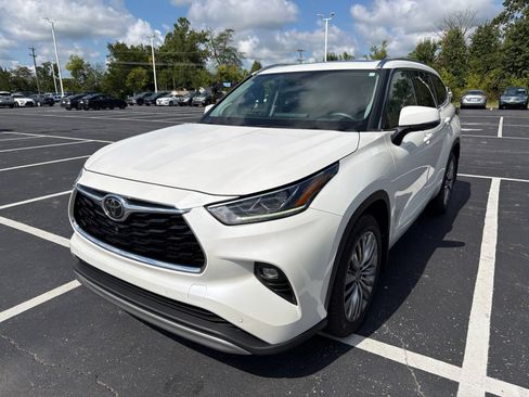 Used 2020 Toyota Highlander Platinum AWD/4WD image 2