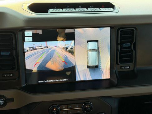 Used 2023 Ford Bronco Wildtrak image 2