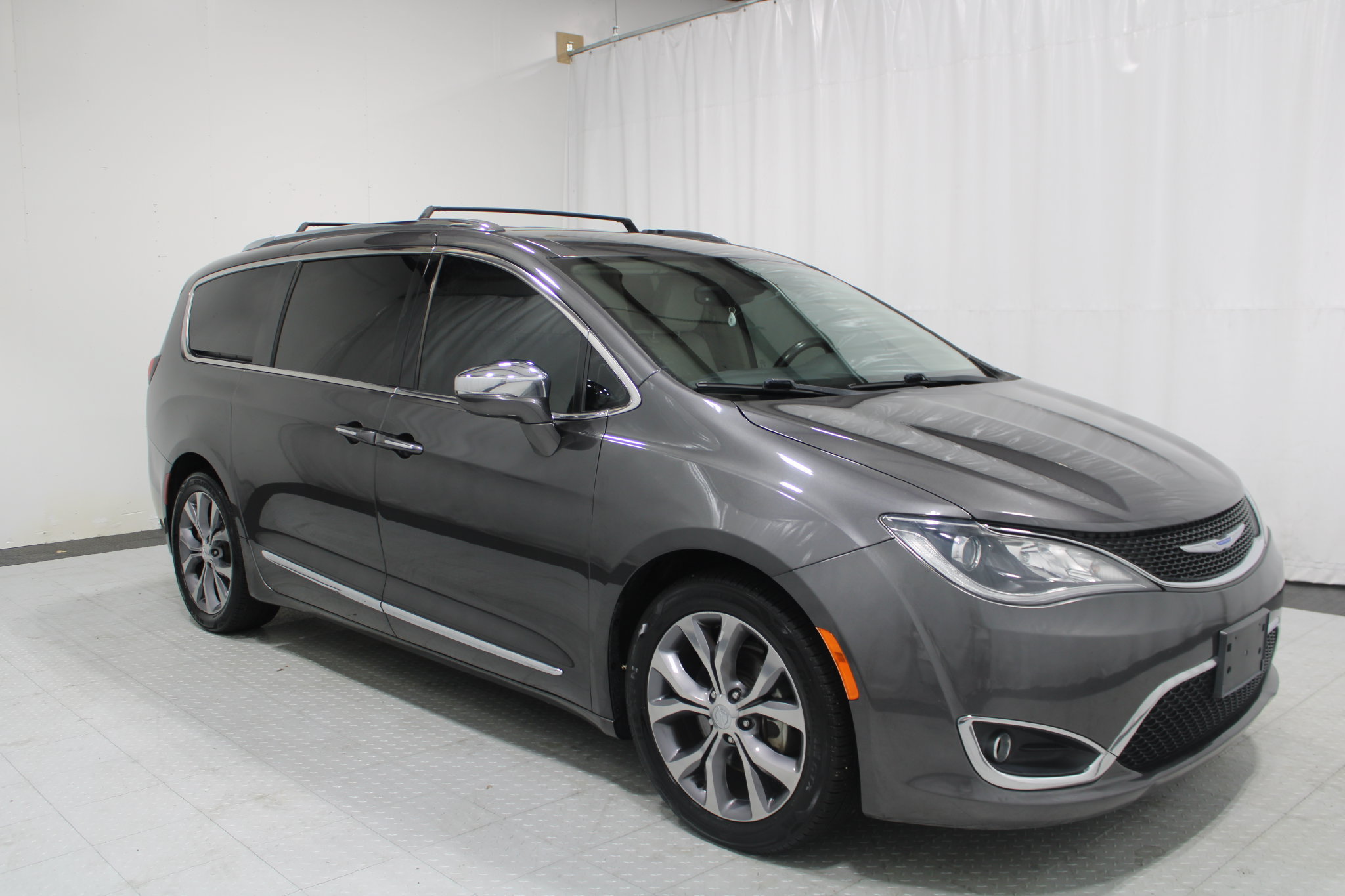 Used 2019 Chrysler Pacifica Limited FWD image 4