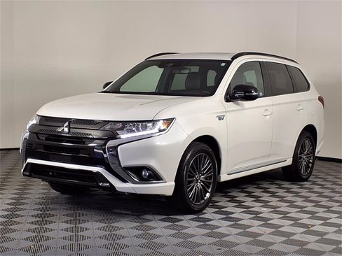Used 2022 Mitsubishi Outlander LE image 3