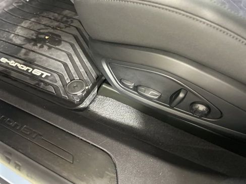 Used 2022 Audi e-tron GT Premium Plus image 26