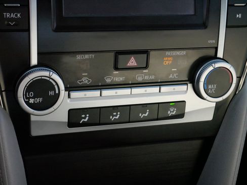 Used 2013 Toyota Camry LE image 23