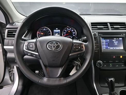 Used 2017 Toyota Camry SE w/ Moonroof Package image 32