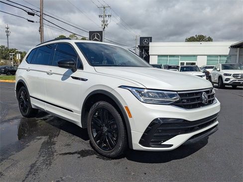 Used 2022 Volkswagen Tiguan SE R-Line image 2