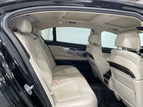 Used 2018 BMW 750i w/ Executive Package RWD image 32