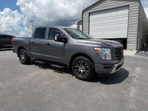 Used 2023 Nissan Titan SV w/ SV Convenience Package RWD image 2