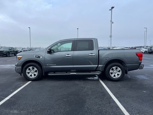 Used 2017 Nissan Titan SV image 9