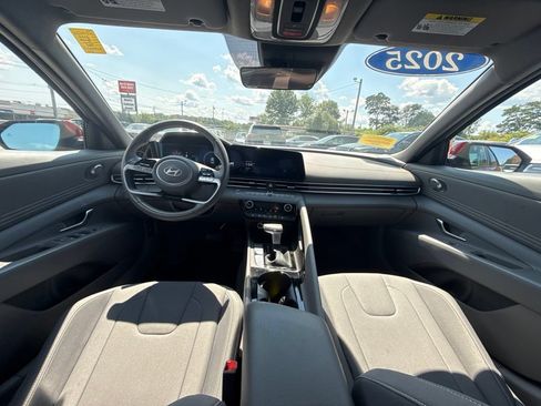 Used 2025 Hyundai Elantra SEL FWD image 20