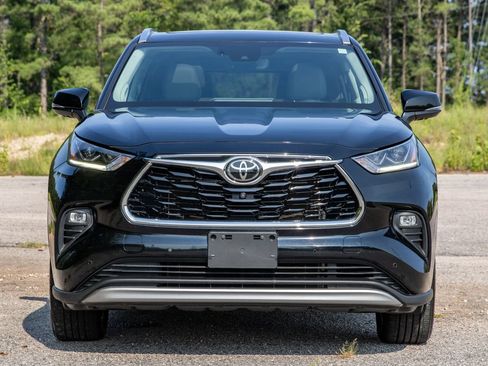 Used 2022 Toyota Highlander Platinum AWD/4WD image 2