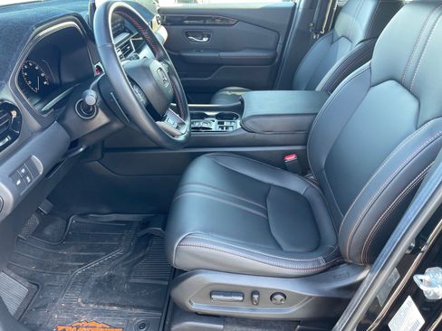 Used 2025 Honda Pilot TrailSport image 10