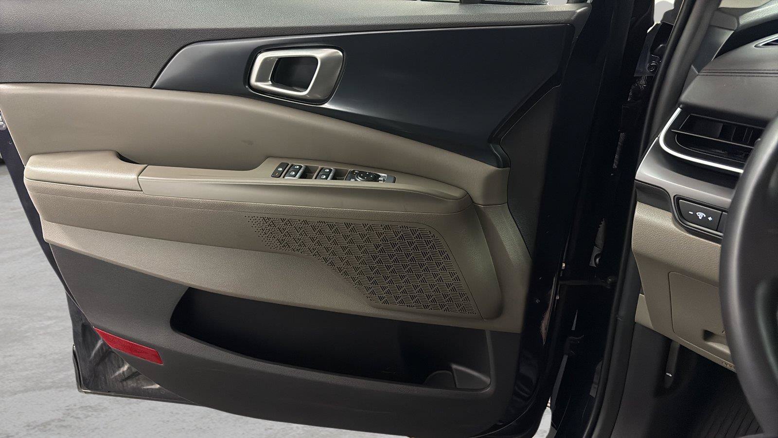Used 2026 Kia Carnival LXS FWD image 23